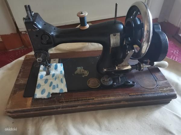Швейная машинка Виктория, в рабочем состоянии! (фото #3)