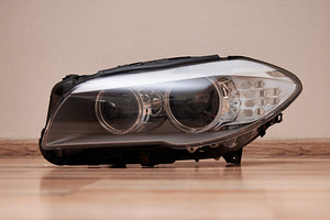 BMW 5 F10/F11 bi-xenon esituli vasak (1 foto / 3)