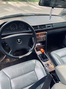 Mercedes-Benz CE124 300d (6 foto / 7)