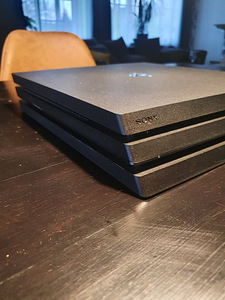 Продам подержанную PS4 PRO 1TB! (3 фото из 5)