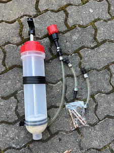 Käsipump (süstal) õli väljalaskmiseks (2 foto / 2)