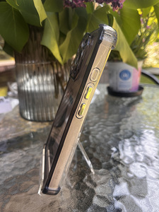 Чехол на Apple iPhone 16 pro (4 фото из 8)