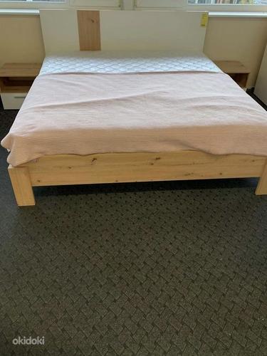 Кровать имеет размер 180*200 см + 2 тумбочки (фото #1)