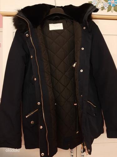 Темная зимняя куртка Zara (фото #1)