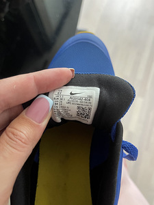 Nike кроссовки (3 фото из 4)
