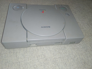 Sony Playstation 1 (4 фото из 5)