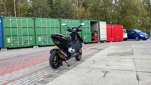 Aprilia sr50r (2 foto / 8)