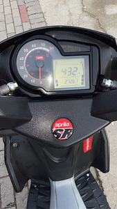 Aprilia sr50r (6 foto / 8)