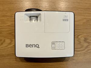 BenQ W700 projektor (toetab 1080i/p) + lae-/põrandastatiiv (1 foto / 3)