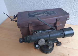 Töökorras retro nivelliir koos jalgadega (2 foto / 2)