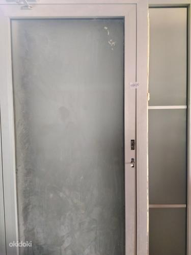 Металлические двери со стеклом (фото #3)