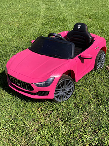 Roosa Maserati Elektriauto (1 foto / 3)