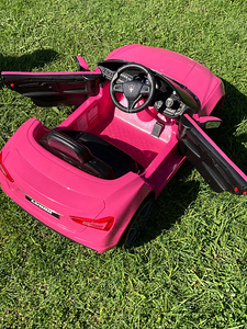 Roosa Maserati Elektriauto (2 foto / 3)