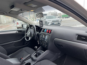 VOLKSWAGEN JETTA (9 foto / 10)