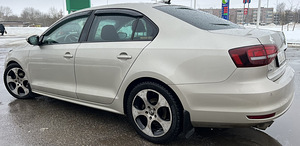 VOLKSWAGEN JETTA (6 foto / 10)
