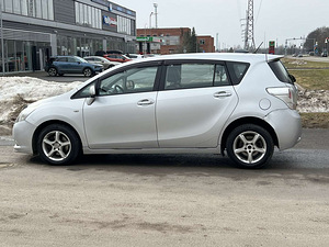 TOYOTA VERSO (3 фото из 10)