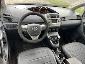 TOYOTA VERSO (8 foto / 10)