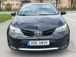 TOYOTA AURIS (3 фото из 11)