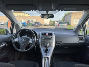 TOYOTA AURIS (10 фото из 11)