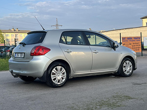 TOYOTA AURIS (7 фото из 11)
