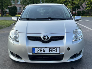 TOYOTA AURIS (3 фото из 11)