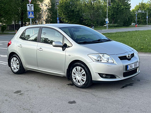 TOYOTA AURIS (2 фото из 11)