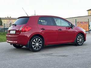 TOYOTA AURIS (7 фото из 11)
