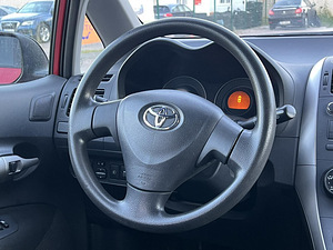 TOYOTA AURIS (10 фото из 11)