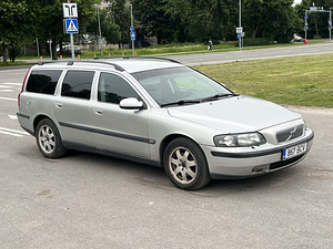 VOLVO V70 (2 фото из 11)
