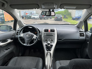 TOYOTA AURIS (9 фото из 10)