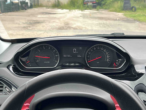 PEUGEOT 208 (9 foto / 12)