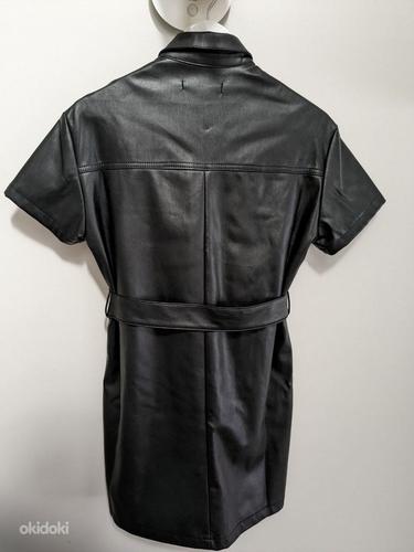 Черное платье из искусственной кожи (фото #2)