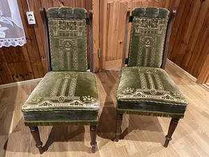Антикварные стулья с зеленой обивкой