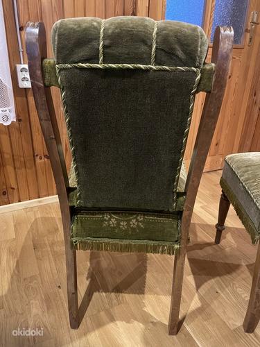 Антикварные стулья с зеленой обивкой (фото #4)