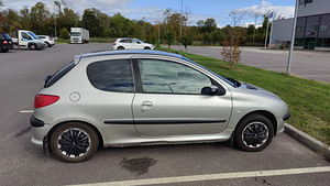 Peugeot 206. 1,1 bensiin. 2006 Läbisõit 153 tuhat km. (6 foto / 12)