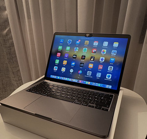 Apple Macbook Pro 13 M2 8/256GB аккумулятор 100%