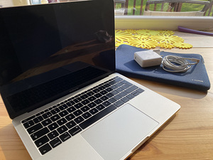 Hõbe Macbook Pro 2017 13'. Aku tsükleid vaid 390. (2 foto / 2)