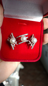 Серебряные украшения с жемчугом: кольцо, серьги и кулон.