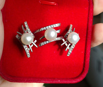 Серебряные украшения с жемчугом: кольцо, серьги и кулон.
