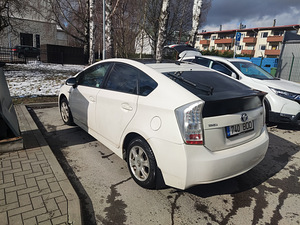 Тойота Приус (4 фото из 6)