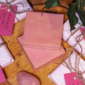 Handmade Strawberry Gum Soap Bar (2 foto / 3)