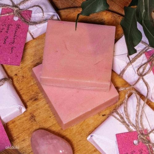Handmade Strawberry Gum Soap Bar (foto #2)