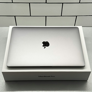 MacBook Pro (13” 2020) / M1 / 8GB / 512GB / SWE (2 foto / 3)