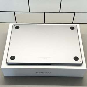 MacBook Air M2 (13” 2022) / 8GB / 256GB / INT (3 foto / 3)