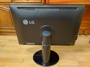LG Flatron W3000H 30 дюймов (2 фото из 6)