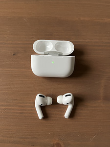 Apple AirPods Pro с чехлом для беспроводной зарядки (3 фото из 6)