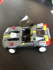 Kohandatud kalleriga Lego auto