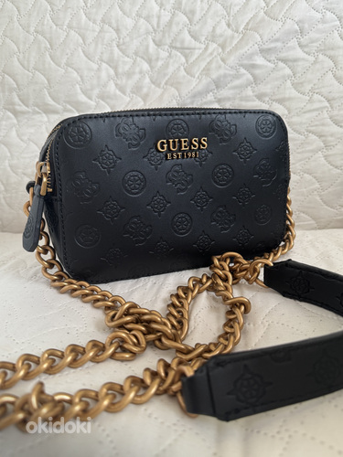 Guessi kettidega crossbody kott.