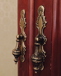 Klassikalises stiilis puidust riidekapp / Wooden cabinet in (7 foto / 7)