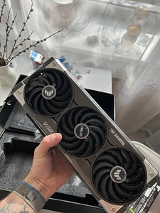 Asus TUF Gaming Nvidia GeForce RTX 5070Ti (3 фото из 3)